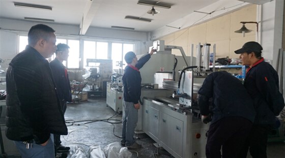 陽光明媚！客戶來鄧氏現場考察大型數控切鋁機