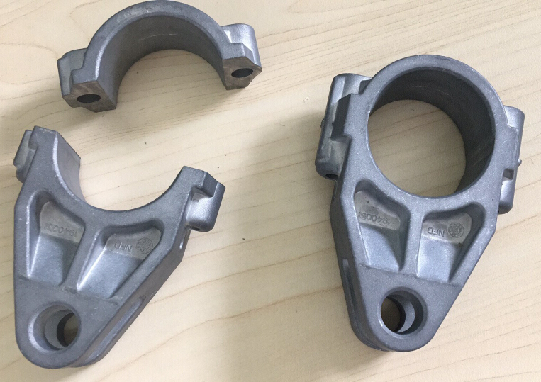 鋁鑄造冒口切割設備用于汽車零部件，一模兩穴壓鑄件切割方案