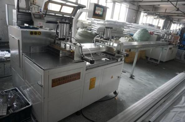 半年內在鄧氏訂購3臺全自動切鋁機，初次竟為采購鋸片而來